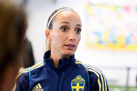 Sveriges Kosovare Asllani blir intervjuad