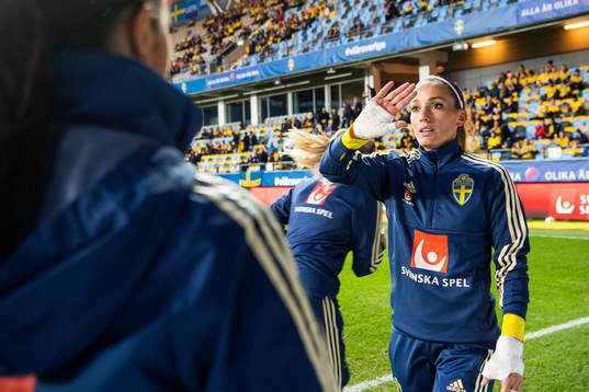 Kosovare Asllani of Sweden high fives a team mate