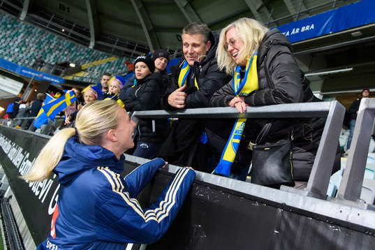 Rebecka Blomqvist of Sweden with her father and mother