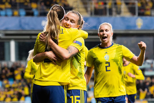 Kosovare Asllani celebrate scoring 1-0 with Julia Zigiotti