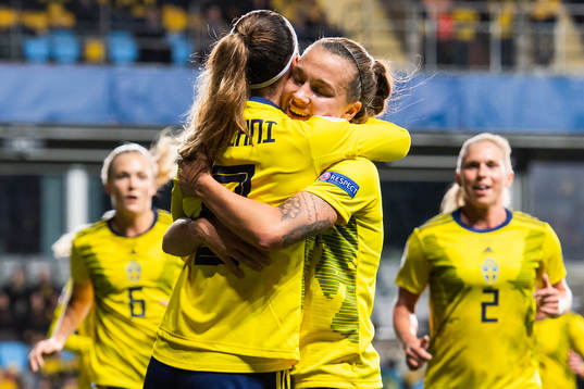 Kosovare Asllani celebrate scoring 1-0 with Julia Zigiotti
