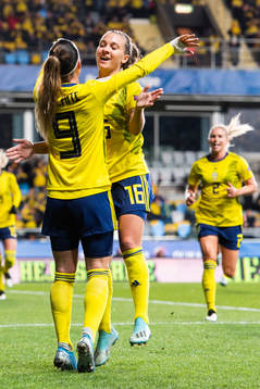 Kosovare Asllani celebrate scoring 1-0 with Julia Zigiotti