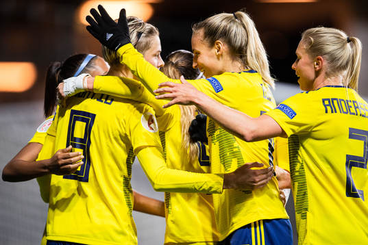 Lina Hurtig scored 2-0 and celebrate with Madelen Janogy,