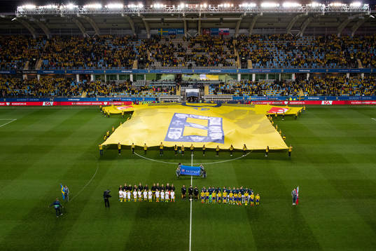 The teams are lined up