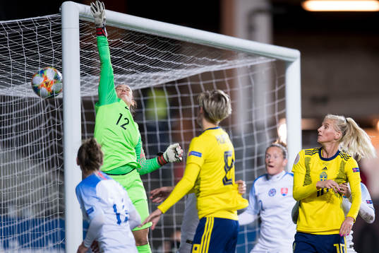 Lina Hurtig and Sofia Jakobsson sees Kosovare Asllani of