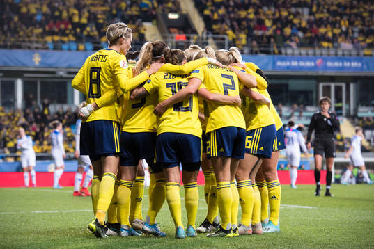 Team Sweden celebrates 1-0 by Kosovare Asllani