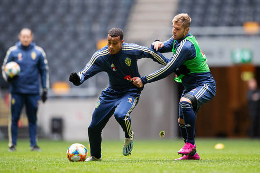 Robin Quaison and Riccardo Gagliolo of the Swedish national