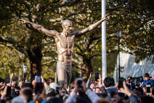 The statue of Zlatan Ibrahimovic at the revealing ceremony