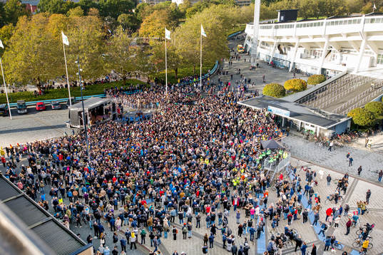General view of the crowd