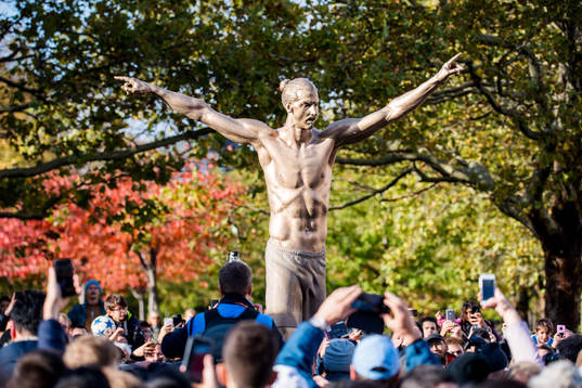 The statue of Zlatan Ibrahimovic at the revealing ceremony