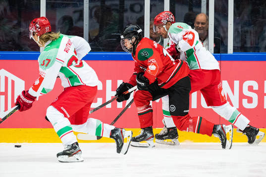 Lucas Raymond of Frölunda and Matthew Myers of Cardiff