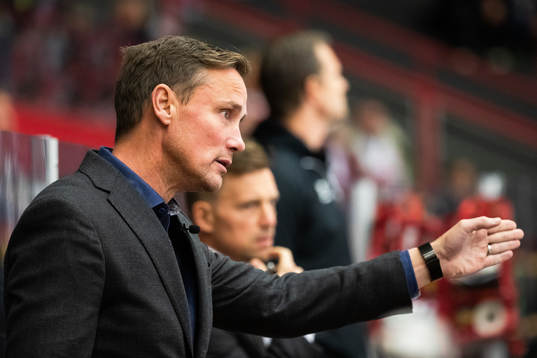 Head coach Roger Rönnberg of Frölunda reacts