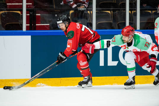 Patrik Carlsson of Frölunda and Sam Jardine of Cardiff