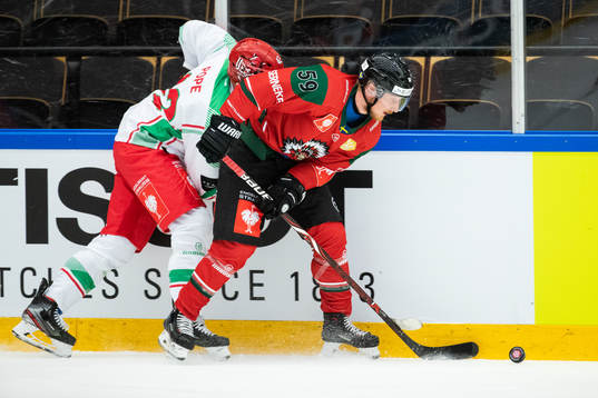 Matthew Pope of Cardiff and Simon Hjalmarsson of Frölunda