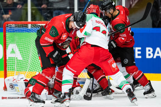 David Printz of Frölunda defends against Sam Duggan of