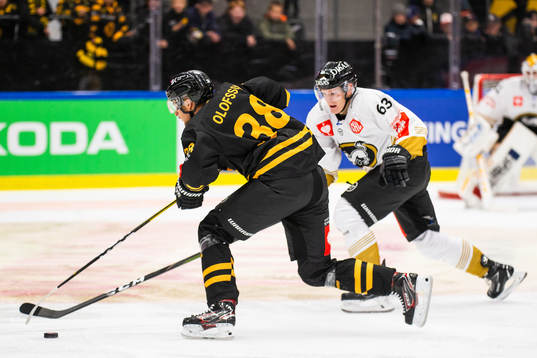 Jacob Olofsson of Skellefteå and Jakub Krejcik of Kärpät