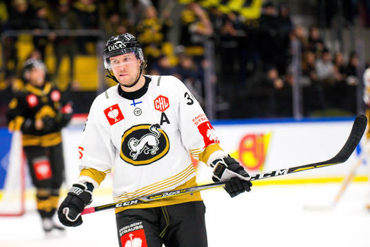 Jussi Jokinen of Kärpät looks dejected
