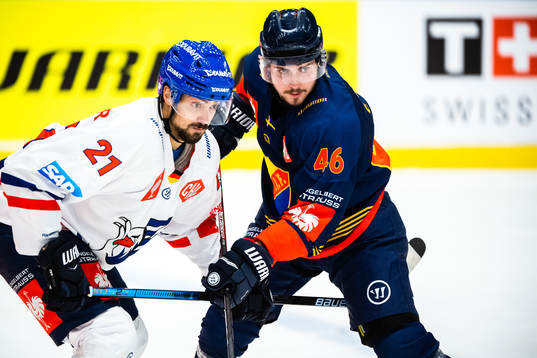 Nicolas Kraemmer of Adler Mannheim and Albin Grewe of