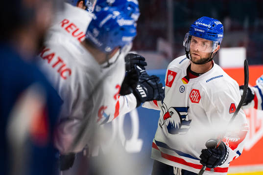 Chad Billins of Adler Mannheim celebrates scoring 1-3