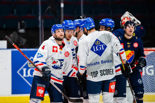 Chad Billins of Adler Mannheim celebrates the 4-1 goal