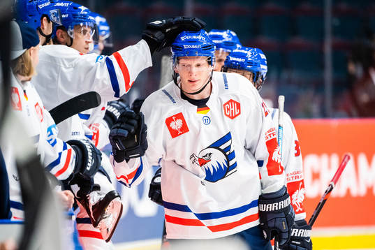 Matthias Plachta of Adler Mannheim celebrates the 4-2 goal