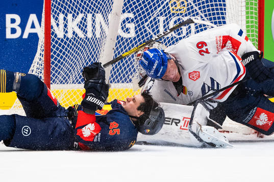 Michael Haga of Djurgården collide with Denis Reul of