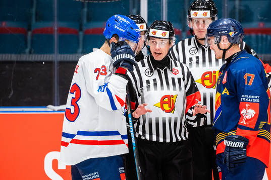 Referee Mikael Andersson