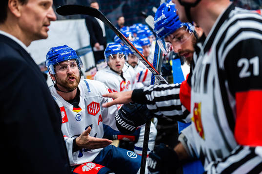 Andrew Desjardins of Adler Mannheim reacts