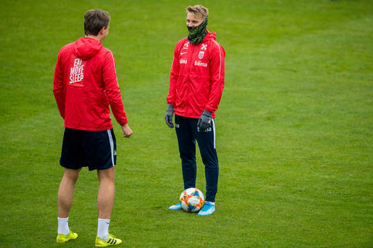 Sander Berge and Martin Ødegaard of Norway