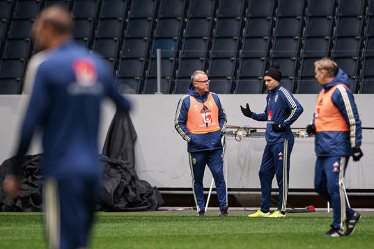 Head coach Janne Andersson and Victor Nilsson Lindelöf of