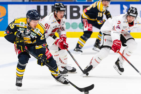 Södertäljes Christoffer Bengtsson driver pucken