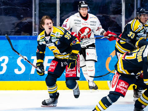 Södertäljes Nick Olesen reagerar