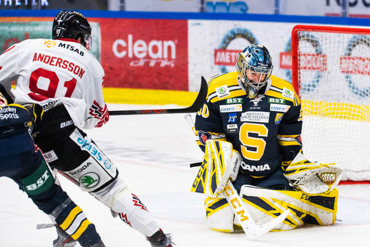 Södertäljes målvakt Alexander Sahlin räddar friläge