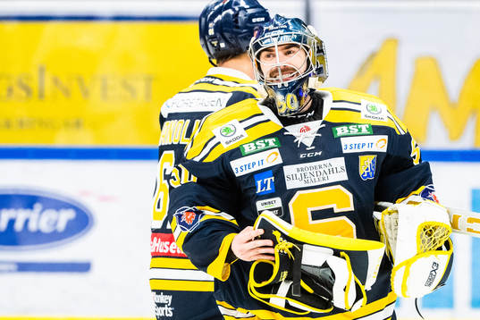 Södertäljes målvakt Alexander Sahlin deppar