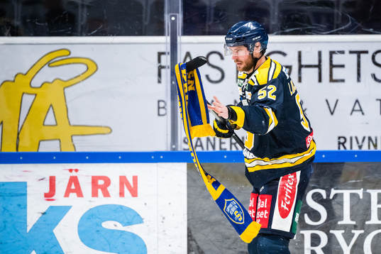 Södertäljes Christoffer Liljewall med en inkastad halsduk