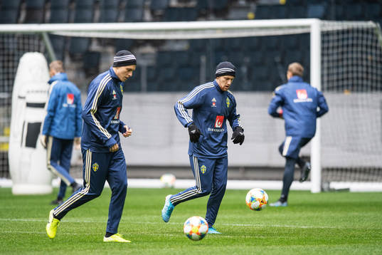 Victor Nilsson Lindelöf and Emil Forsberg of the Swedish
