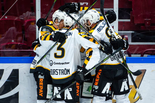 Skellefteås Linus Lindström jublar med lagkamrater