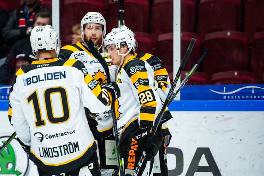 Skellefteås Jesper Frödén jublar med lagkamrater