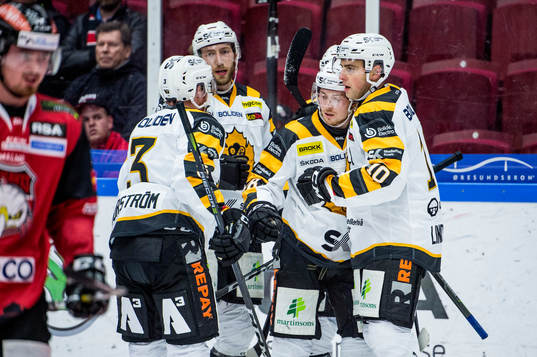 Skellefteås Joakim Lindström kramar om Jesper Frödén
