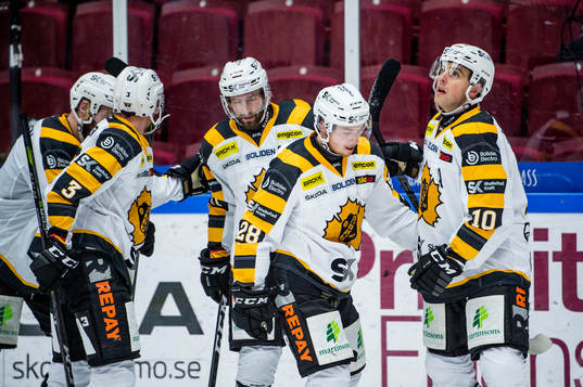 Skellefteås Jesper Frödén som gör 0-2 och jublar med