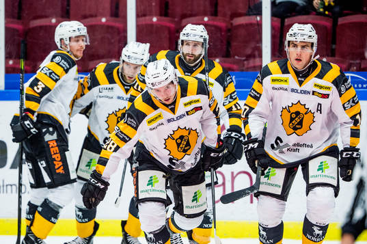 Skellefteås Jesper Frödén som gör 0-2 och jublar med