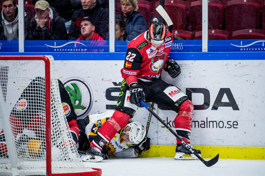 Malmö Redhawks Lars Bryggman trycker till Skellefteås
