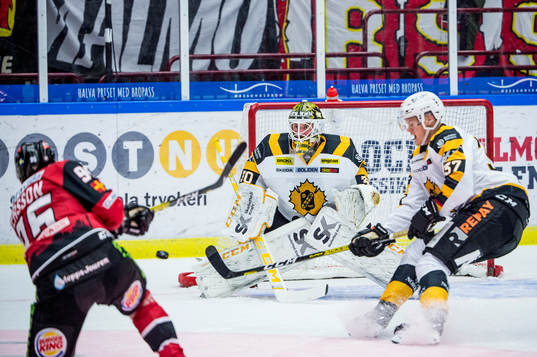 Malmö Redhawks Carl Persson mot Skellefteås målvakt