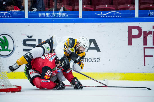 Malmö Redhawks Tobias Ekberg och Skellefteås Tom Pyatt  i