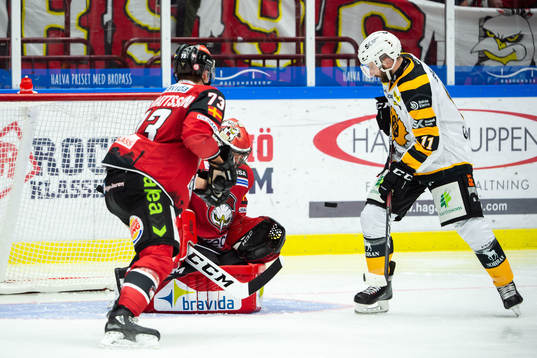 Skellefteås Tom Pyatt mot Malmö Redhawks målvakt Oscar