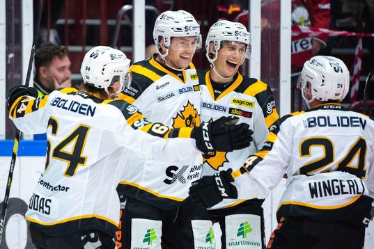 Skellefteås Filip Berglund jublar med lagkamrater
