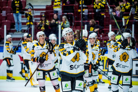 Skellefteås Filip Berglund jublar med lagkamraterna
