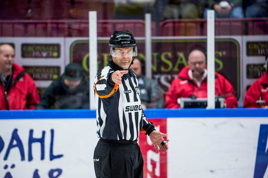 Domaren Mikael Nord pekar på mittpunkten