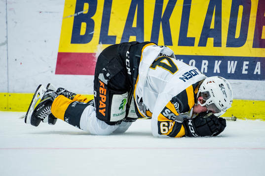 Skellefteås Jonathan Pudas ligger på isen