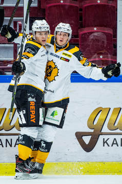 Skellefteås Linus Lindström gör 1-0 och jublar med